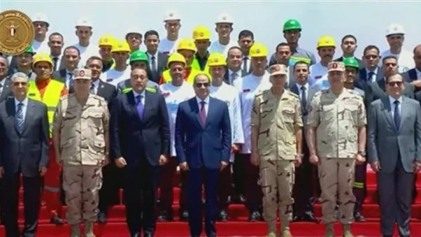 الرئيس السيسي يلتقط صورة تذكارية مع العاملين في مجمع الكوارتز بالعين السخنة