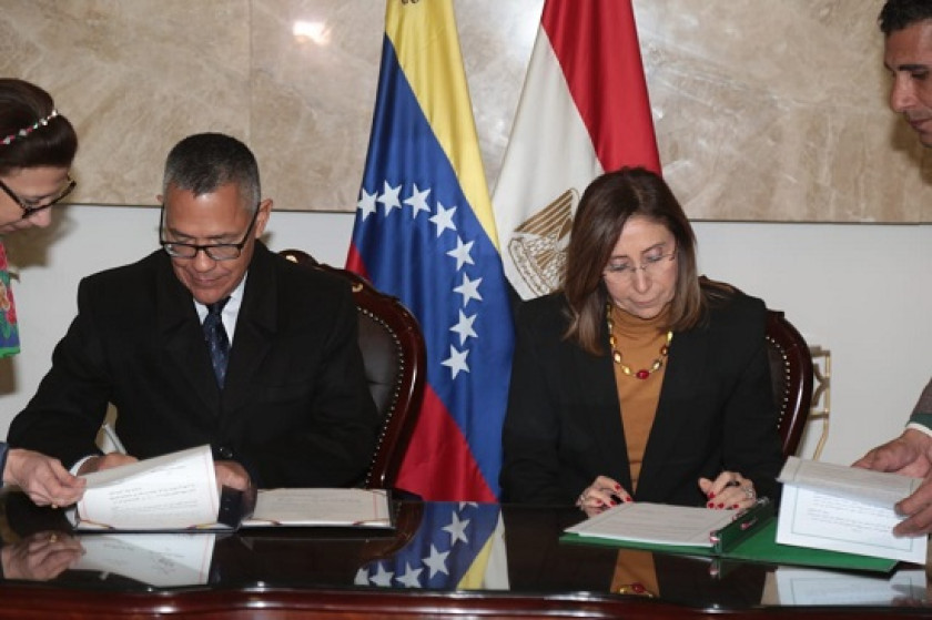 وزيرة الثقافة ونظيرها الفنزويلي يوقعان بروتوكول تعاون مشترك لدعم التبادل الثقافي بين البلدين